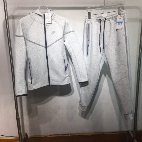 CONJUNTO NIKE TECH FLEECE GRIS CLARO REFLECTANTE