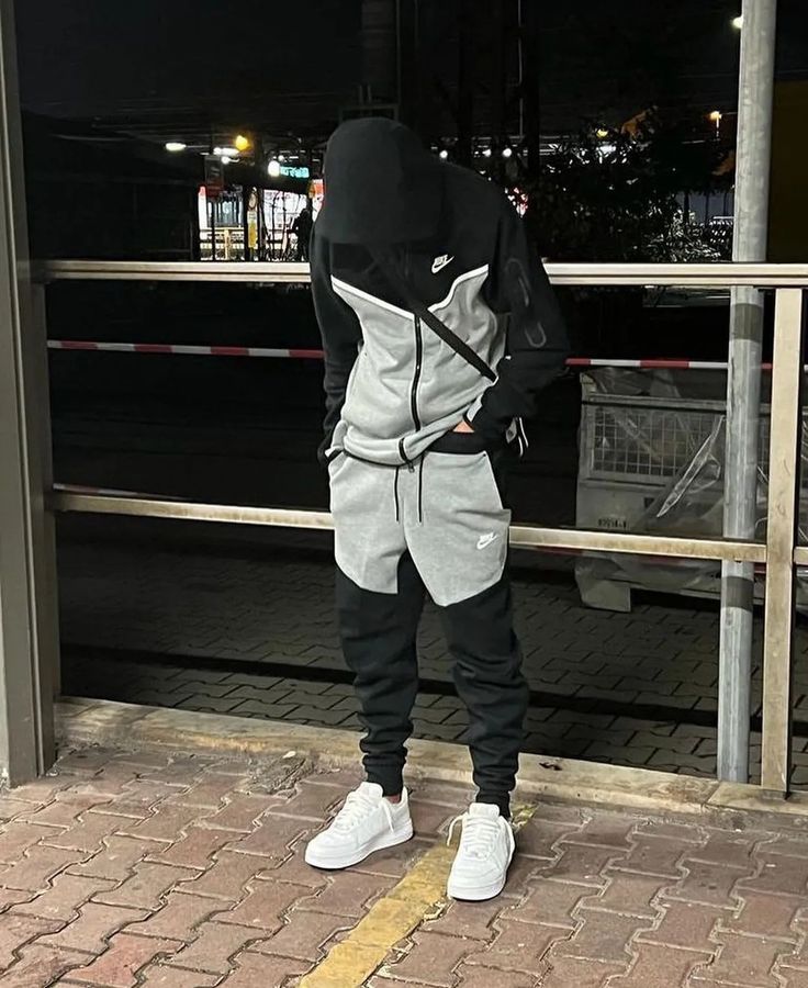 CONJUNTO NIKE TECH FLEECE NEGRO/ GRIS